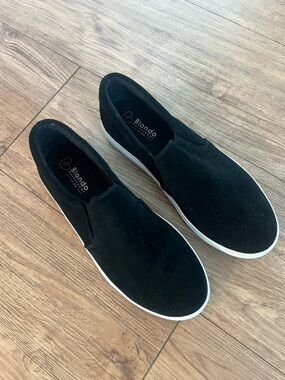 Blondo Waterproof Black Slip-On Suede Casual Sneakers / Loafers Comfortable 7.5